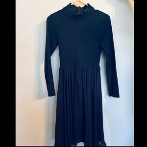 Small, deep blue, flowing dress. Zips up the back!👗
